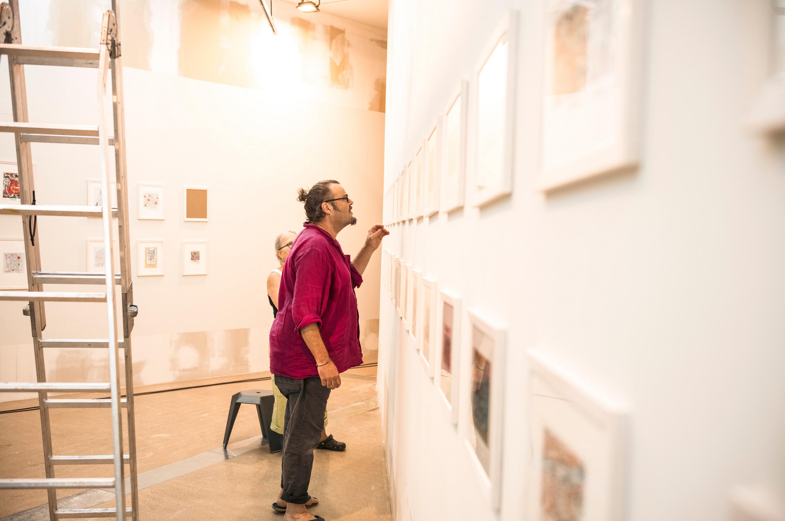 Büne Huber im Ausstellungsraum